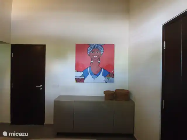 BlueBay Garden à la plage et à la piscine | Curaçao, Curaçao-Centre, Blue Bay - maison de vacances Deuxième chambre avec une photo sur toile, réalisée à partir d'une peinture murale (maintenant supprimée) à l'hôtel Renaissance Willemstad.