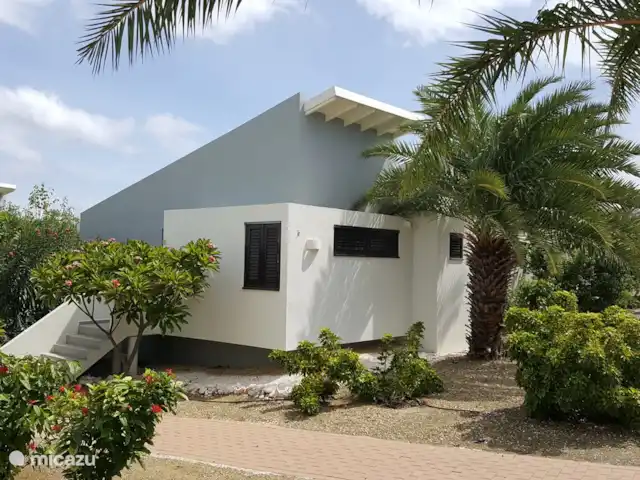 BlueBay Garden à la plage et à la piscine | Curaçao, Curaçao-Centre, Blue Bay - maison de vacances La façade de la maison de vacances, construction tropicale typique avec de hauts plafonds.