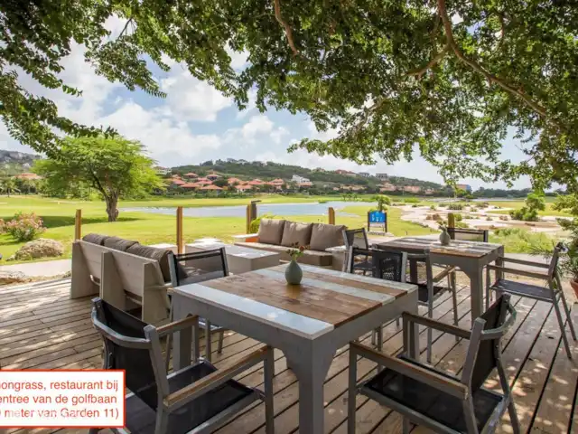 BlueBay Garden à la plage et à la piscine | Curaçao, Curaçao-Centre, Blue Bay - maison de vacances C'est la terrasse de Lemon Grass, où vous pourrez déjeuner ou dîner avec une belle vue. Les autres restaurants du complexe sont Coast (sur la plage) et The Tides (à l'hôtel Baysides). Des collations et des pizzas sont disponibles au bar de la plage.