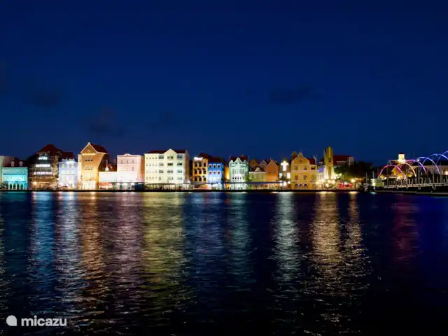 BlueBay Garden à la plage et à la piscine | Curaçao, Curaçao-Centre, Blue Bay - maison de vacances Willem debout la nuit ! Dînez au Gouverneur de Rouville sur le balcon (réservez à l'avance) et profitez de cette vue le soir.