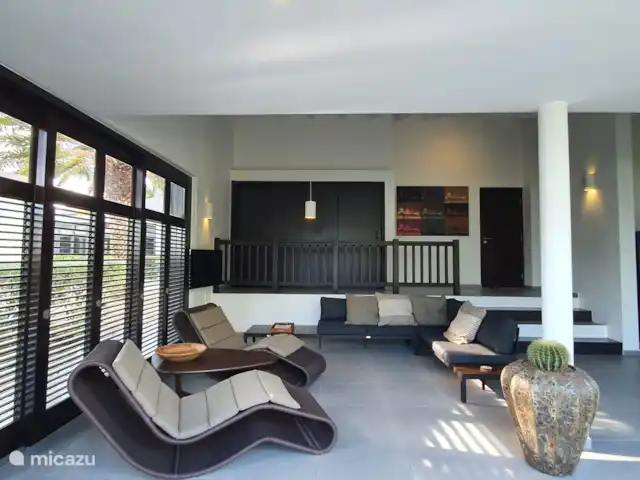 BlueBay Garden à la plage et à la piscine | Curaçao, Curaçao-Centre, Blue Bay - maison de vacances Un salon particulièrement vaste avec des volets sur 3 côtés pour que vous ayez toujours une bonne vue et aussi un vent rafraîchissant.