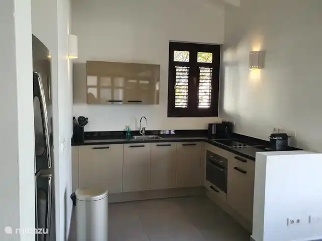 BlueBay Garden à la plage et à la piscine | Curaçao, Curaçao-Centre, Blue Bay - maison de vacances Cuisine complète avec grand réfrigérateur, lave-vaisselle, four combi, plaque de cuisson et inventaire de cuisine complet.