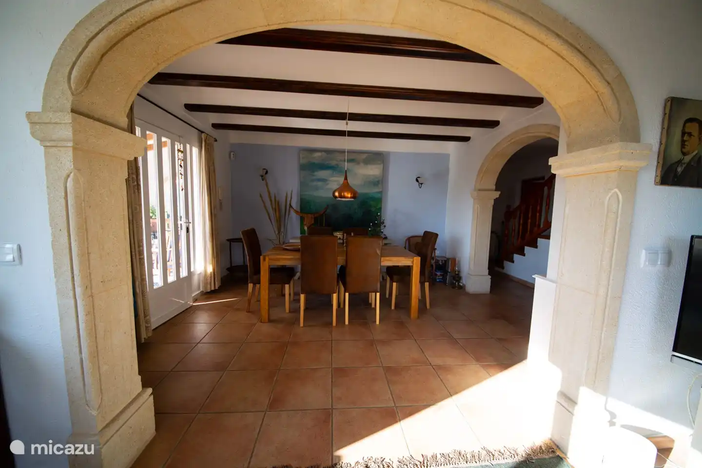 La table à manger à l'intérieur avec 6 sièges est un merveilleux point de repos et proche de la cuisine