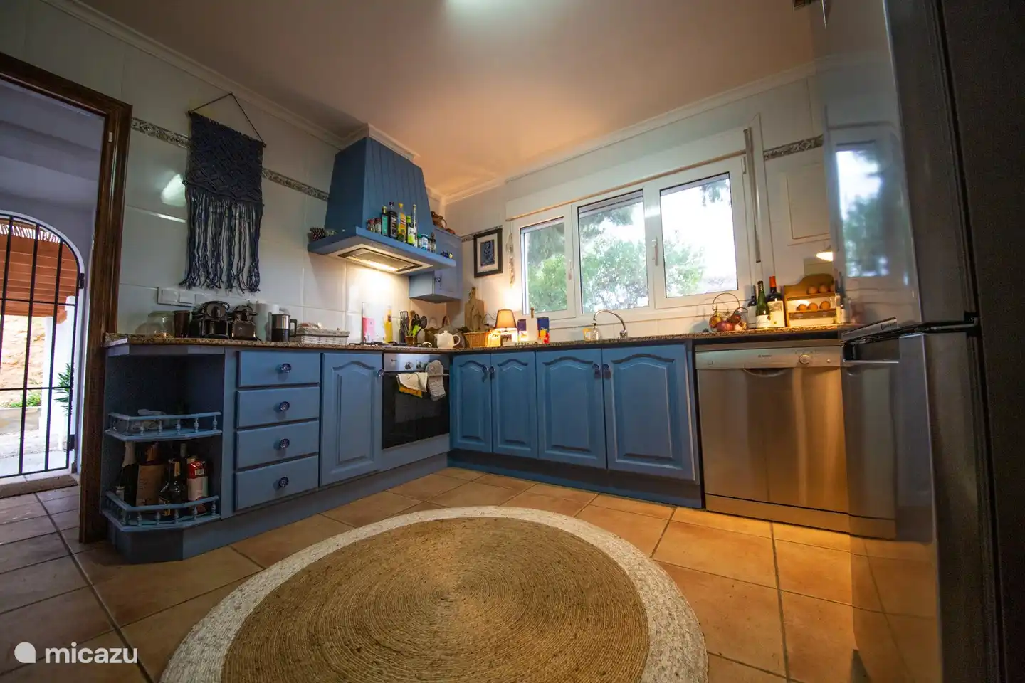 La cuisine avec réfrigérateur et lave-vaisselle