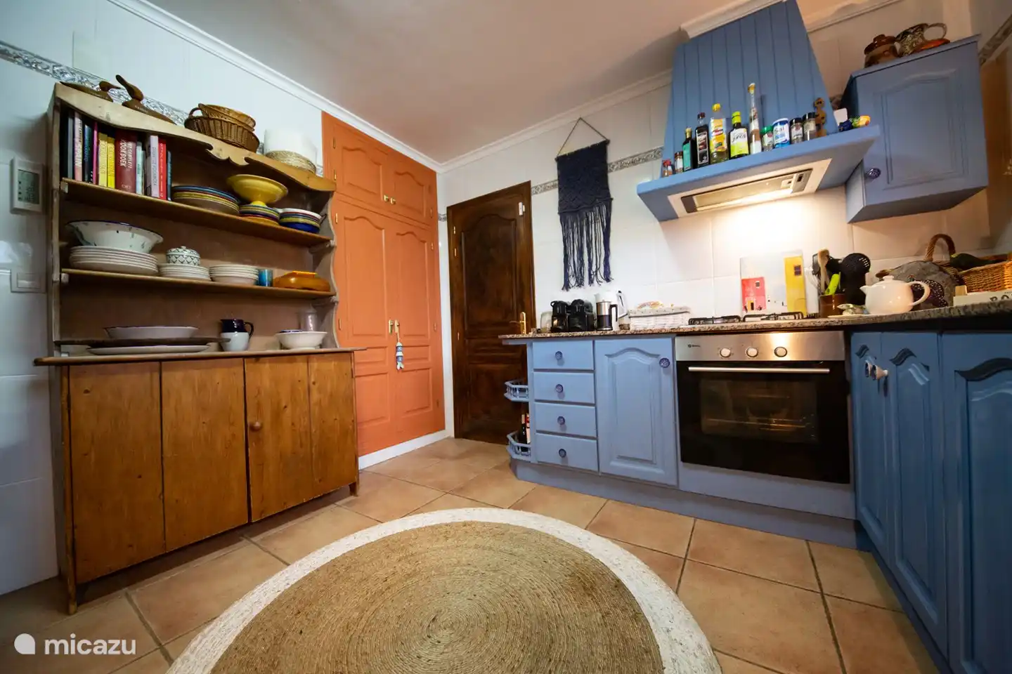 Une cuisine confortable avec beaucoup d'équipements de cuisine et beaucoup d'espace de rangement