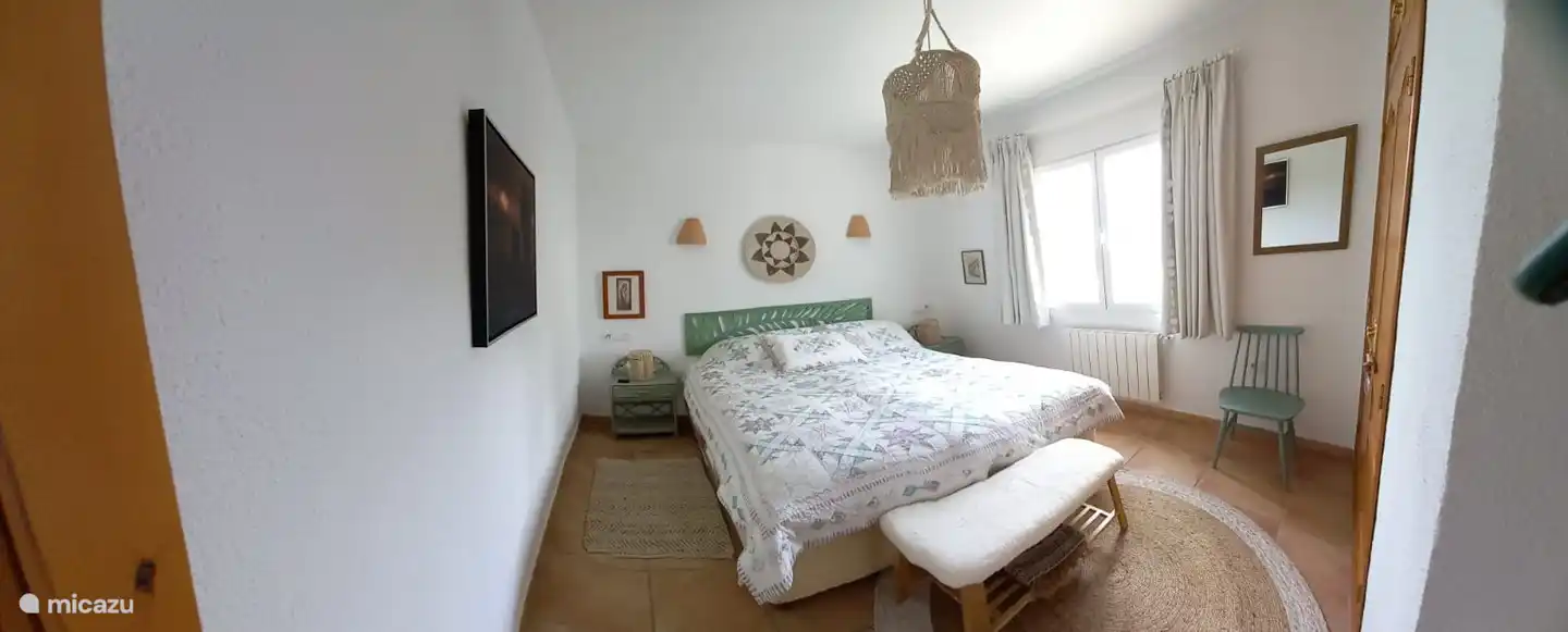 Chambre 2 au rez-de-chaussée.
Toutes les chambres ont vue sur le Montgo et disposent de beaucoup d'espace de rangement.
Il y a suffisamment de ventilateurs dans la maison et les fenêtres peuvent également être ouvertes la nuit pour de l'air frais. Un paravent devant la fenêtre garde éventuellement. insectes à l'extérieur.