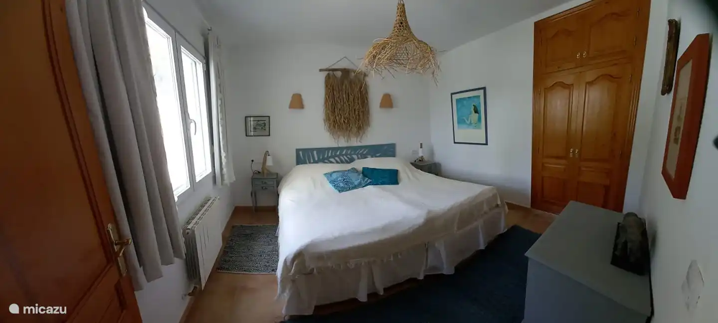 Chambre 3 en bas, également beaucoup d'espace de rangement ici,
Cette fenêtre peut également être ouverte et la moustiquaire arrête toute vermine