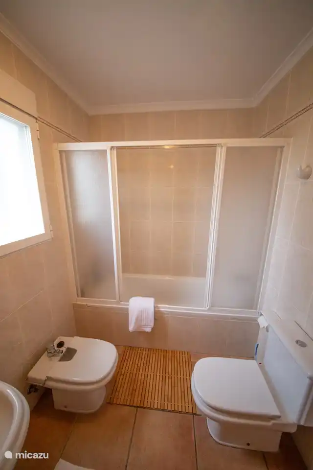 La salle de bain avec bidet, douche, baignoire, WC et lavabo au rez-de-chaussée, entre les chambres 2 et 3. Ici aussi une fenêtre avec moustiquaire.