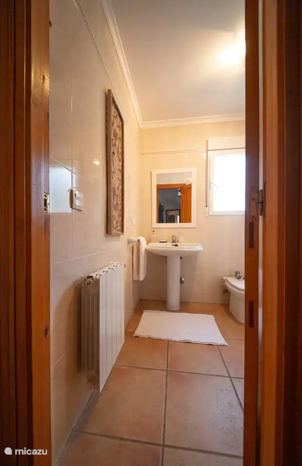 La salle de bain au rez-de-chaussée.