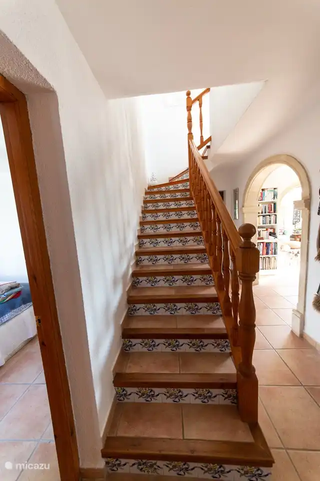 Les escaliers au premier étage.