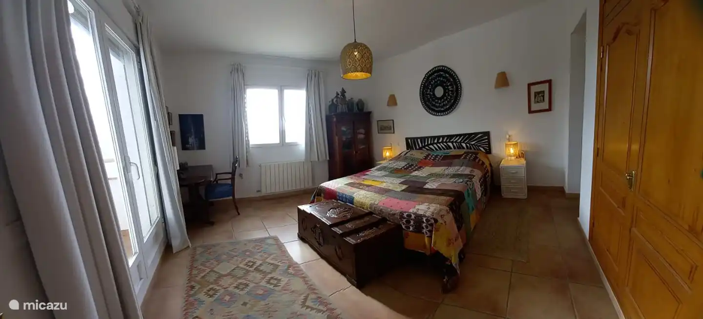 Chambre 1 au 1er étage avec une porte donnant sur une terrasse, cette pièce est climatisée, mais il vaut mieux ouvrir la fenêtre et les portes (avec moustiquaires).