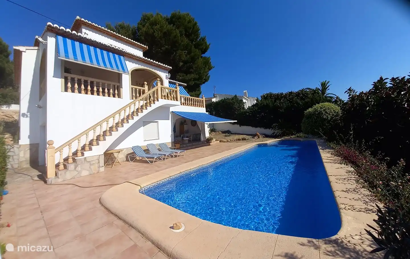 Il y a des taches de soleil autour de la maison toute la journée.