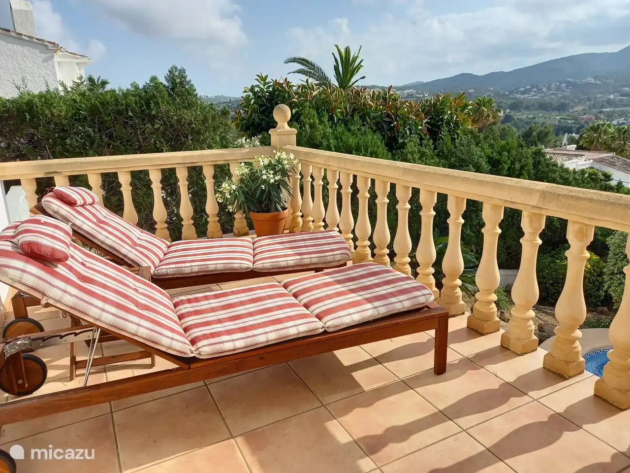 C'est agréable de s'allonger au soleil (de l'après-midi), une porte communicante arrête tout vent et c'est merveilleux de bronzer ici.