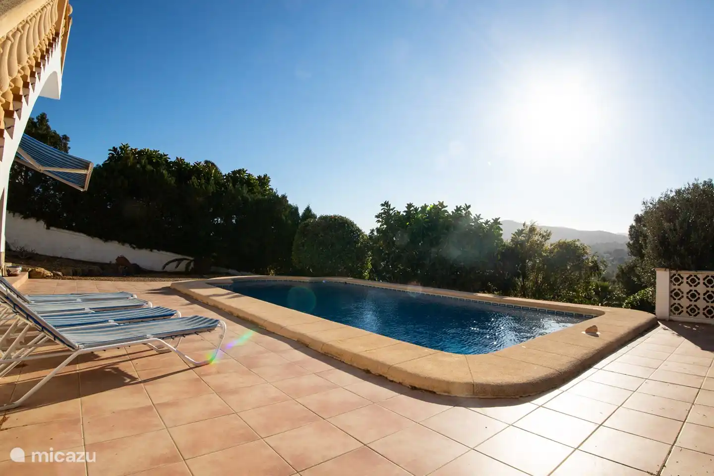 Beaucoup d'intimité à la piscine privée, elle n'est pas visible de la route.