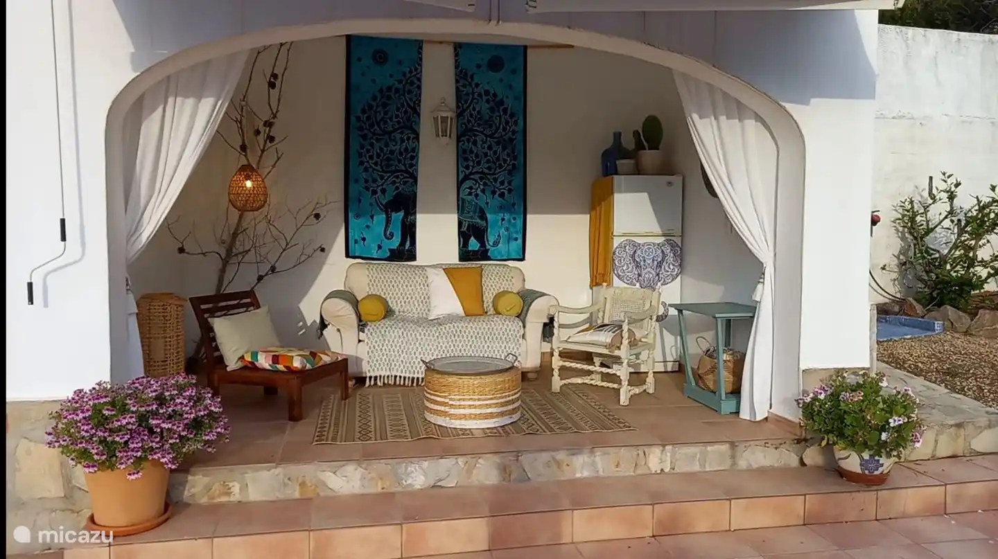 joli coin salon à côté de la piscine, profitant du soleil de l'après-midi ici, avec un réfrigérateur rempli. Partout vous trouverez des éléphants dans la décoration des chambres