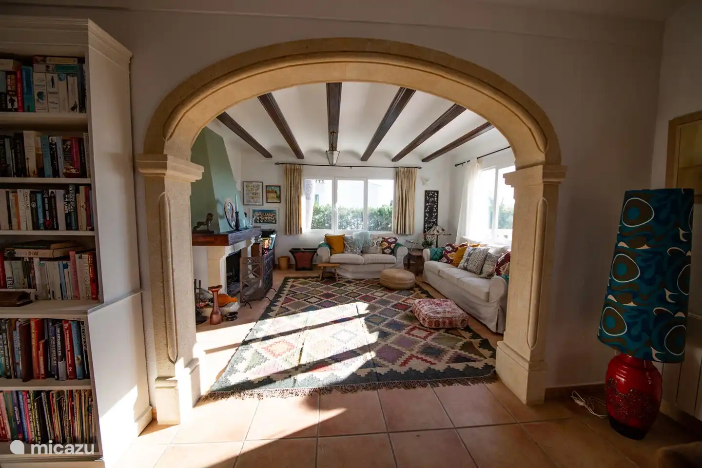 Le salon a beaucoup de lumière et reste agréable et frais à n'importe quelle température. Maintient bien la température le soir