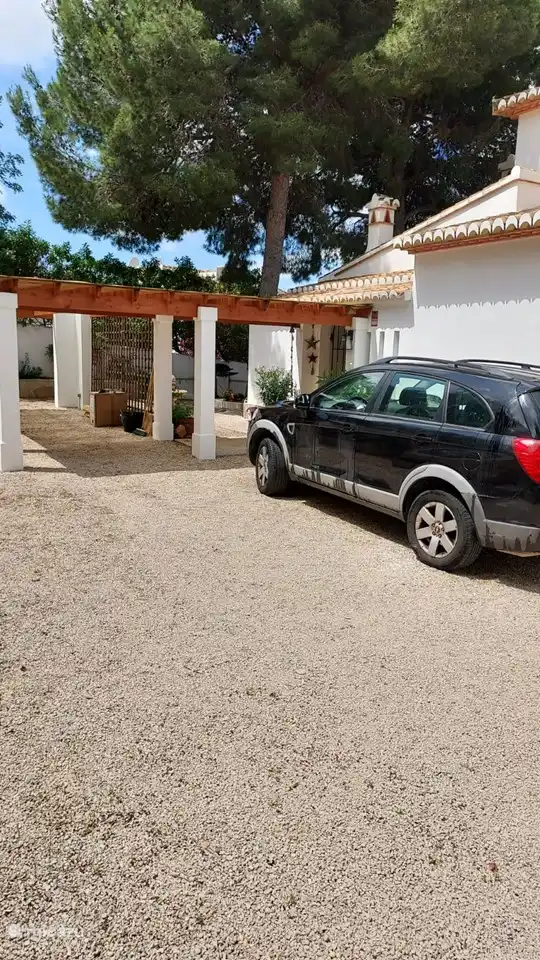 Carport pour 3 voitures montées en 1ère vitesse. Si nécessaire, les voitures peuvent être garées dans la rue devant le portail.