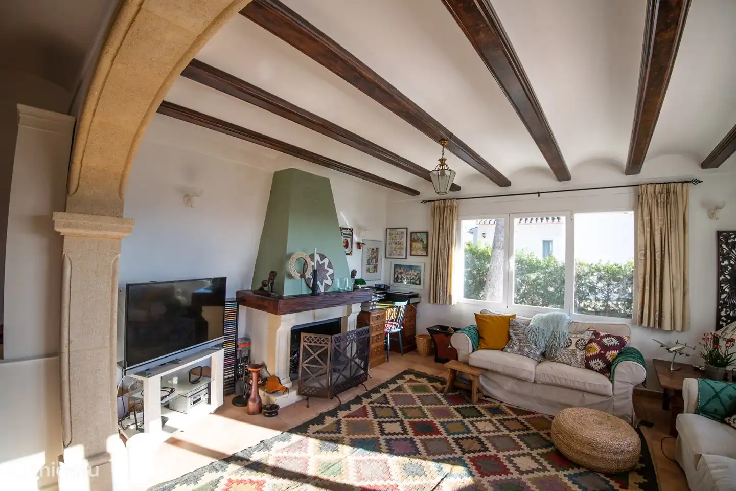 Le salon avec la cheminée, Smart TV avec environ 1000 chaînes et un système de musique