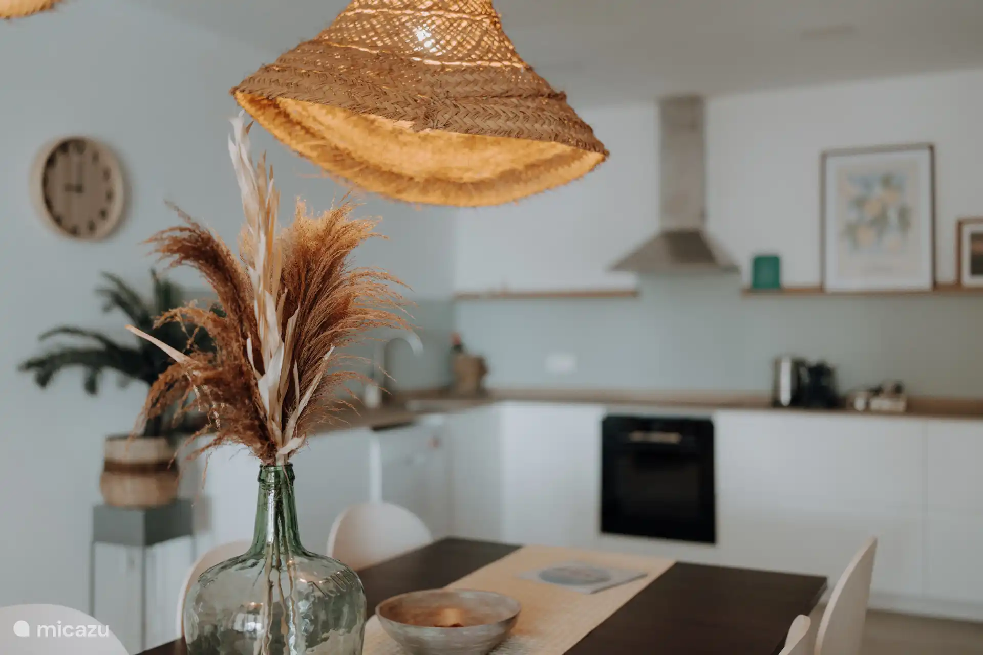Salon au rez-de-chaussée avec une grande cuisine