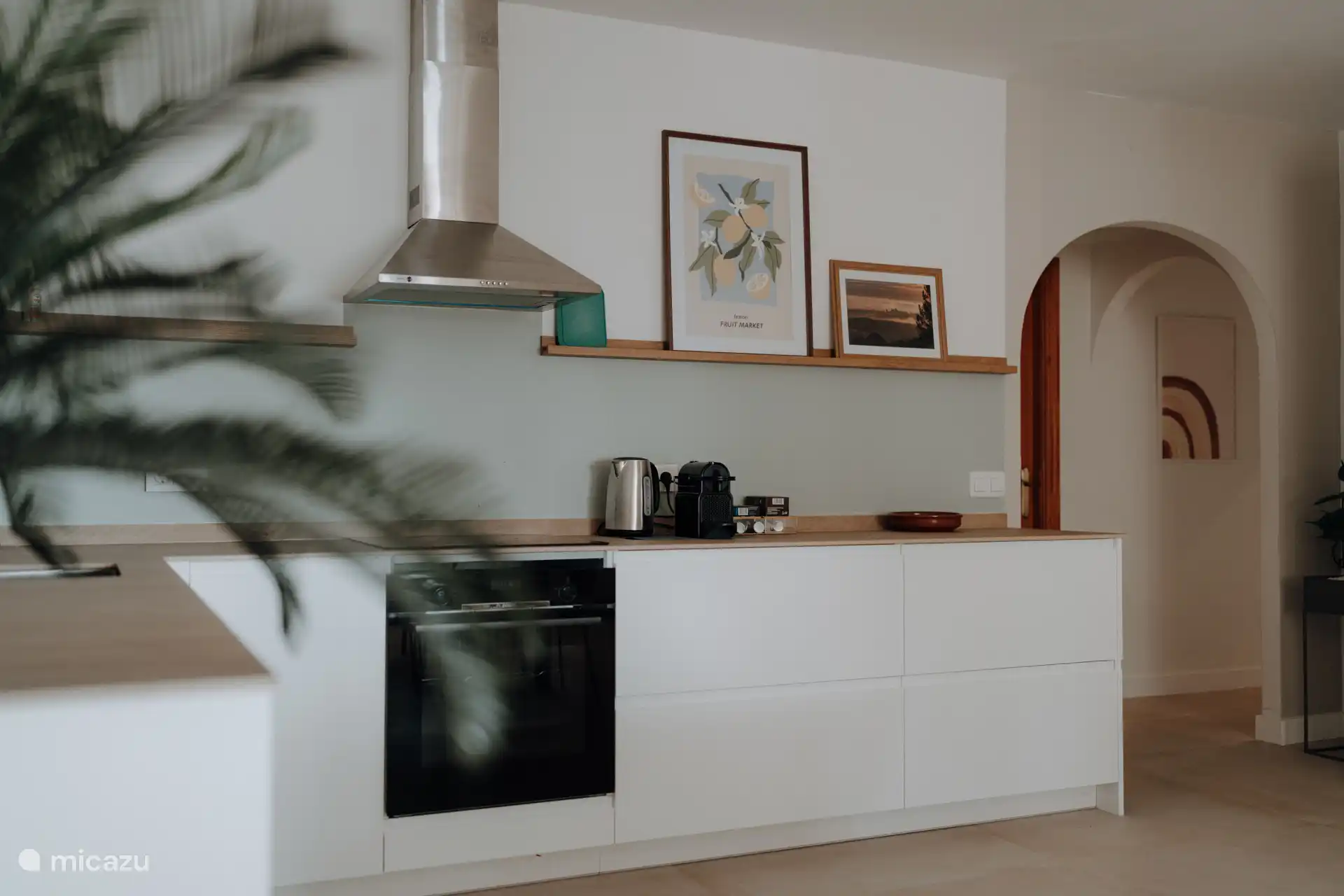 Cuisine au rez-de-chaussée, avec Nespresso, filtre à filtres, bouilloire, four, réfrigérateur et lave-vaisselle