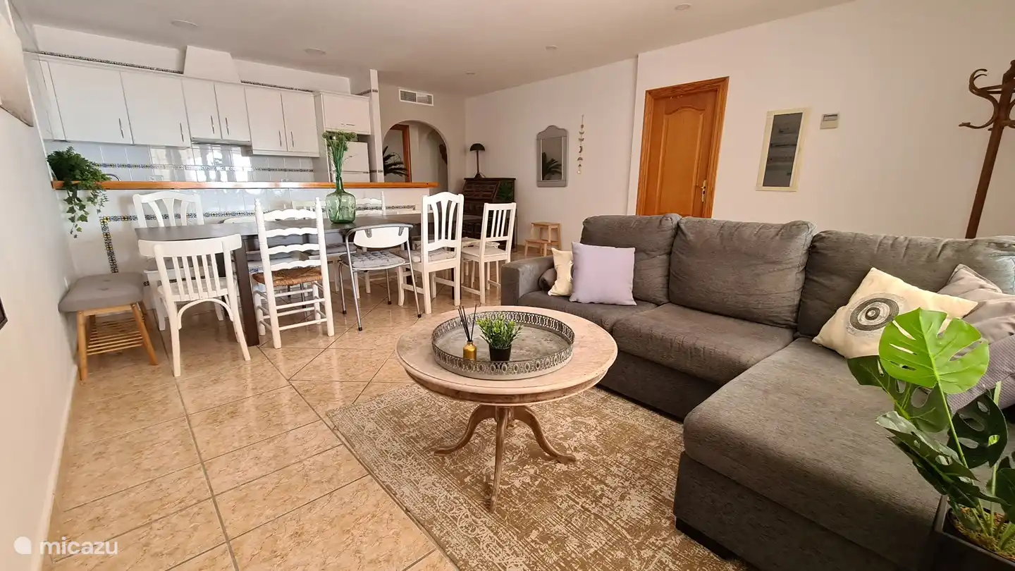 Woonkamer beneden met grote tafel.