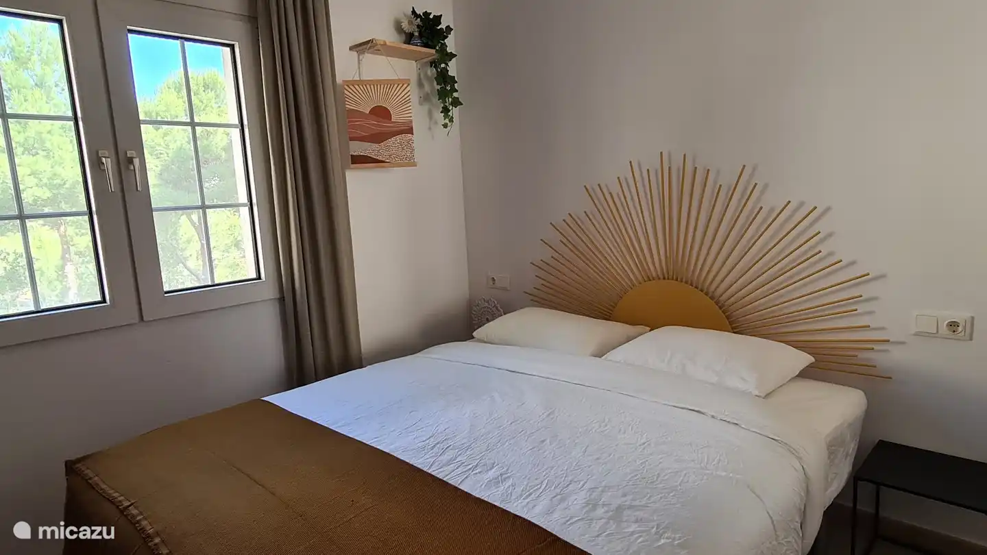 Sunshine kamer. Van deze knusse slaapkamer word je gelijk vrolijk door het mooie zonnige bed.