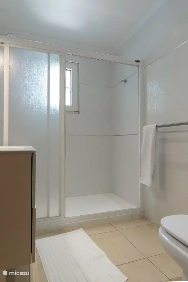 Eén van de vier badkamers.