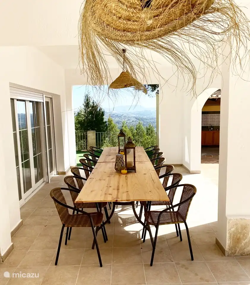 Het buitenterras. Volledig overdekt en ruimte voor 14 personen.