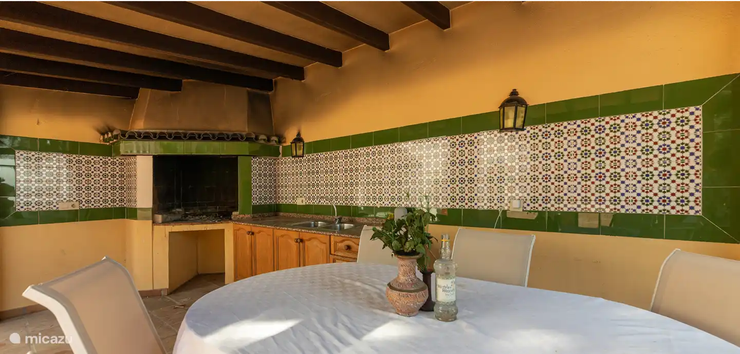 De buitenkeuken met barbecue.