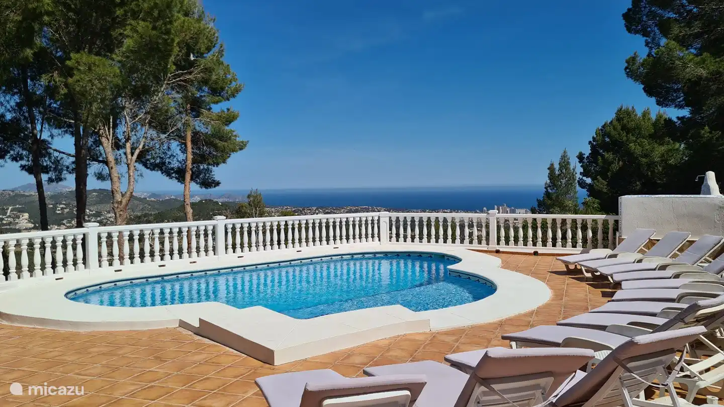 Het uitzicht vanaf het terras met verwarmd zwembad