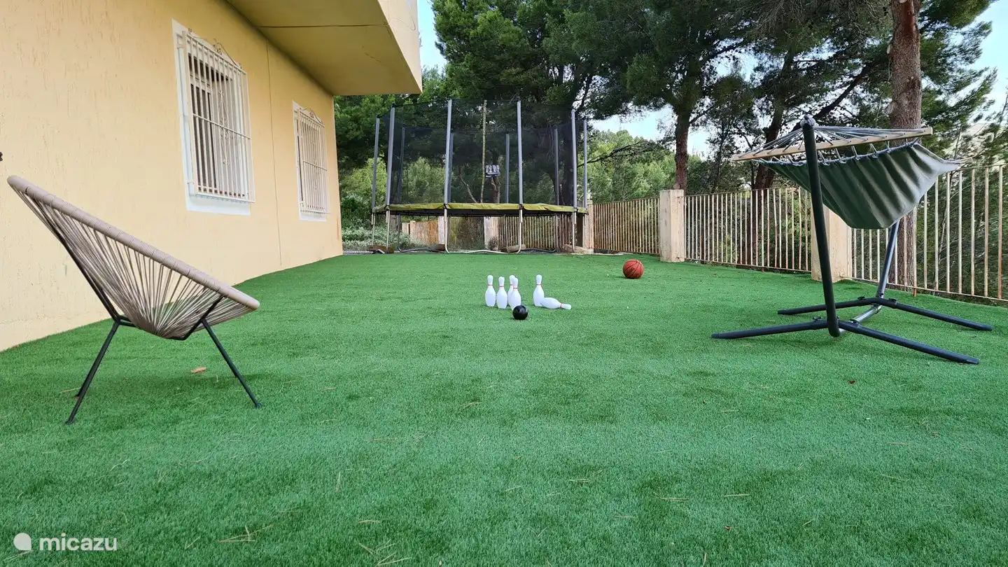De grote tuin naast het huis is ideaal voor de kinderen. Naast de trampoline en het basketbalnet is er een grote kast met speelgoed zodat niemand, groot of klein, zich hoeft te vervelen .