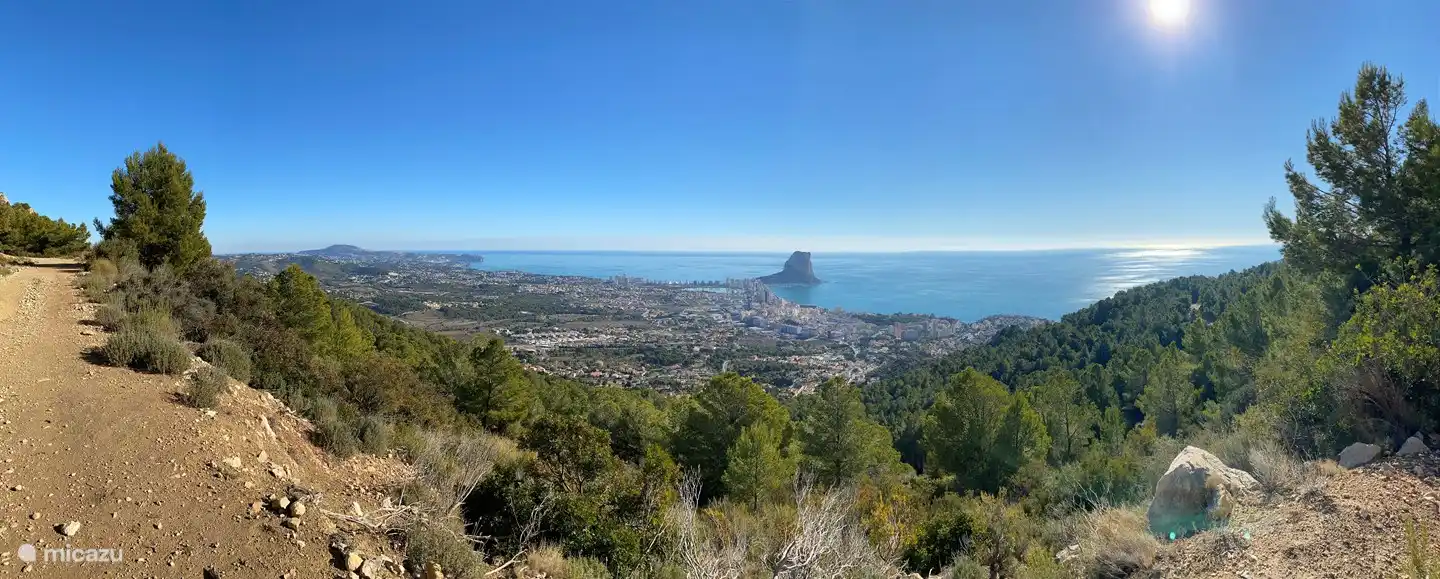 uitzicht vanaf de Olta. Wanneer je de villa uitloopt sta je eigenlijk direct in het natuurgebied. Hier kan je geweldig Wandelen/hiken of  fietsen.