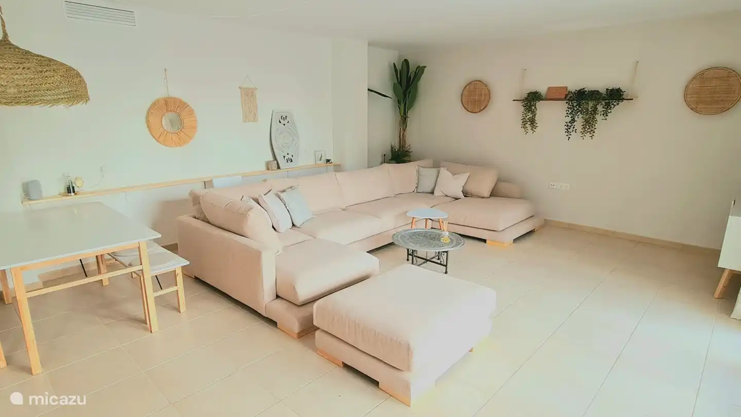 Woonkamer boven volledig in Ibiza style.