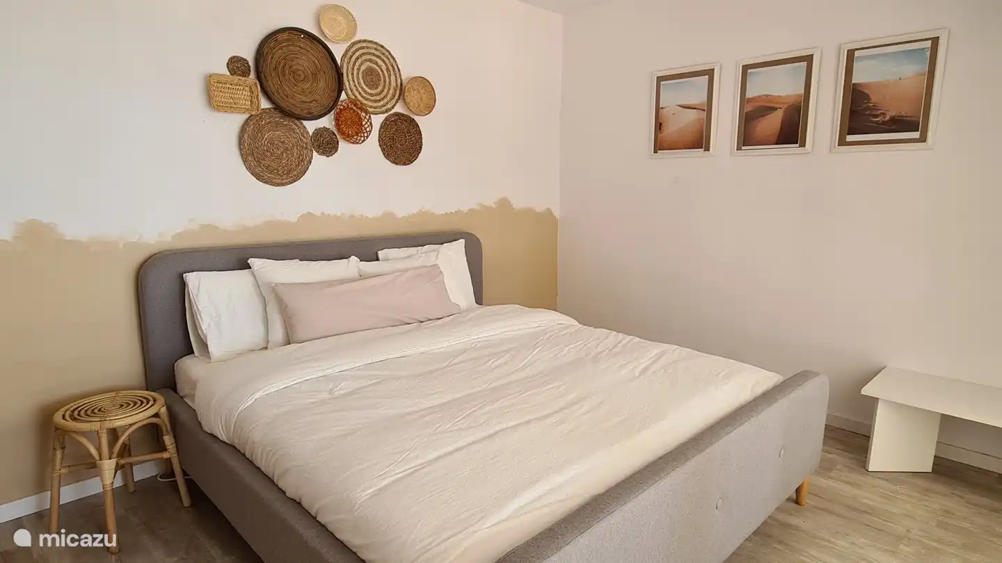 Slaapkamer met openslaande deuren naar het terras. Loop zo van je slaapkamer naar het zwembad!