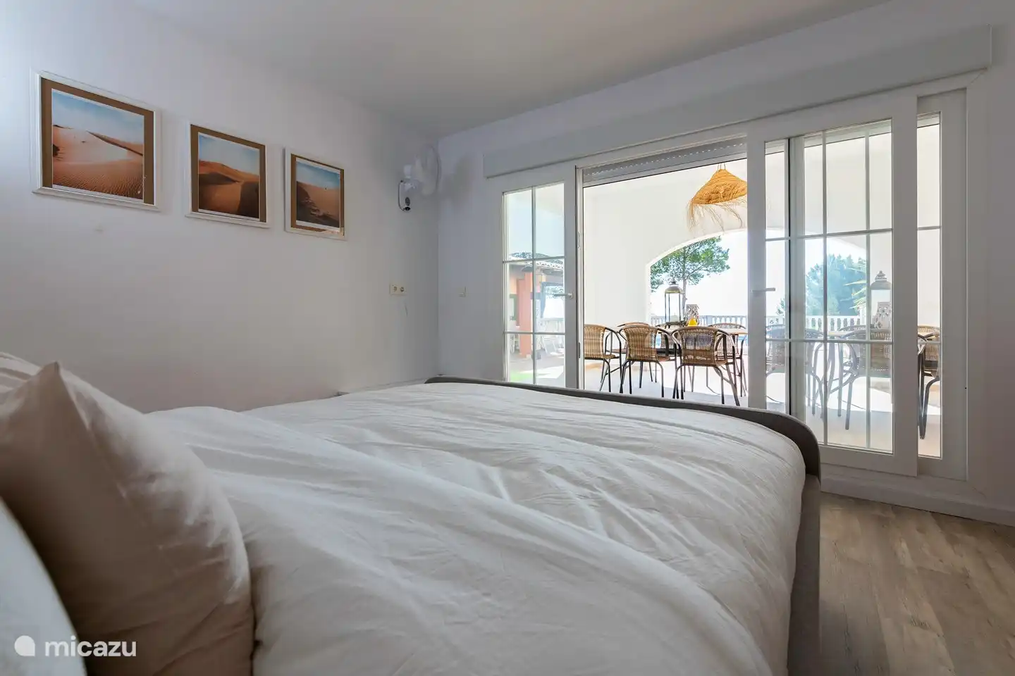 Slaapkamer met openslaande deuren naar het terras. Loop zo van je slaapkamer naar het zwembad!