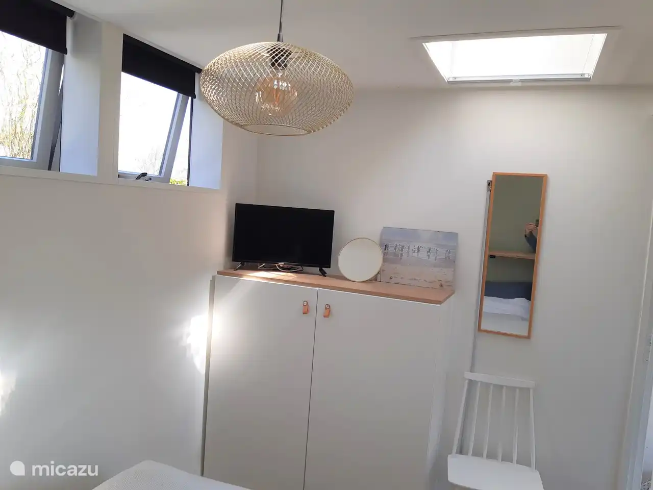 Chambre avec lit 160x200 et penderie et TV