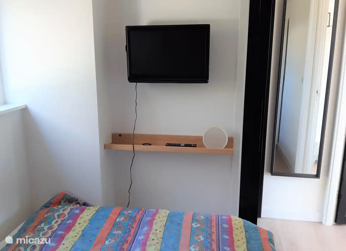 Chambre avec lit 140x200, armoire et TV