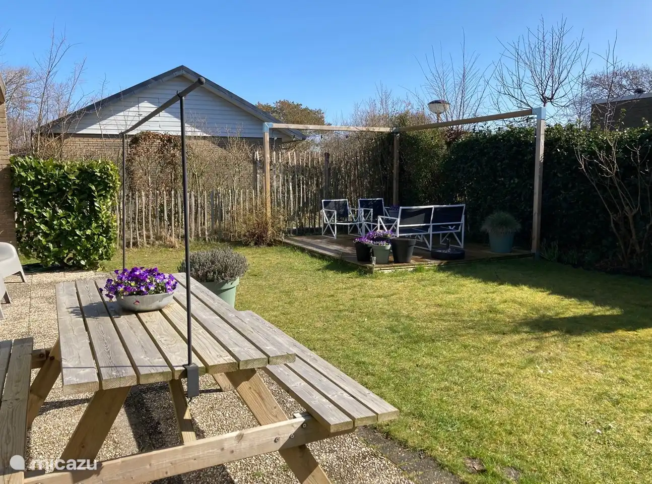 Grand jardin clos avec terrasses, salon de jardin, table de pique-nique, parasol, barbecue