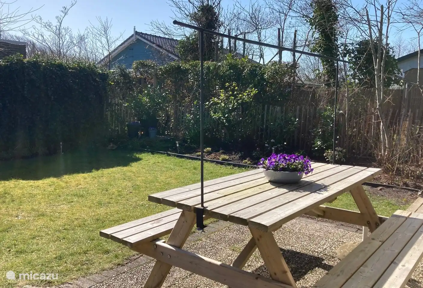 Grand jardin clos avec terrasses, salon de jardin, table de pique-nique, parasol, barbecue