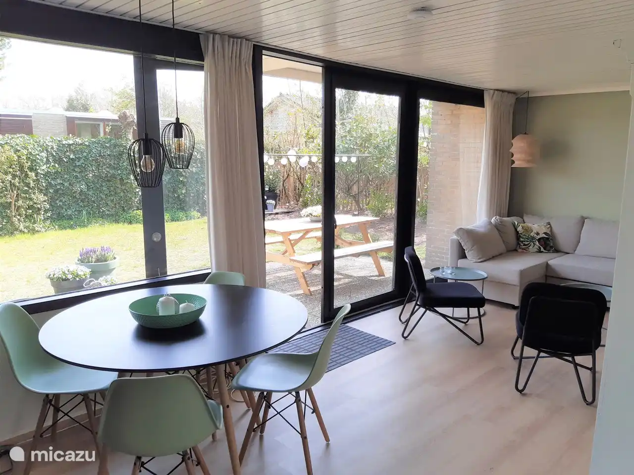 Séjour avec canapé d'angle, fauteuils et TV