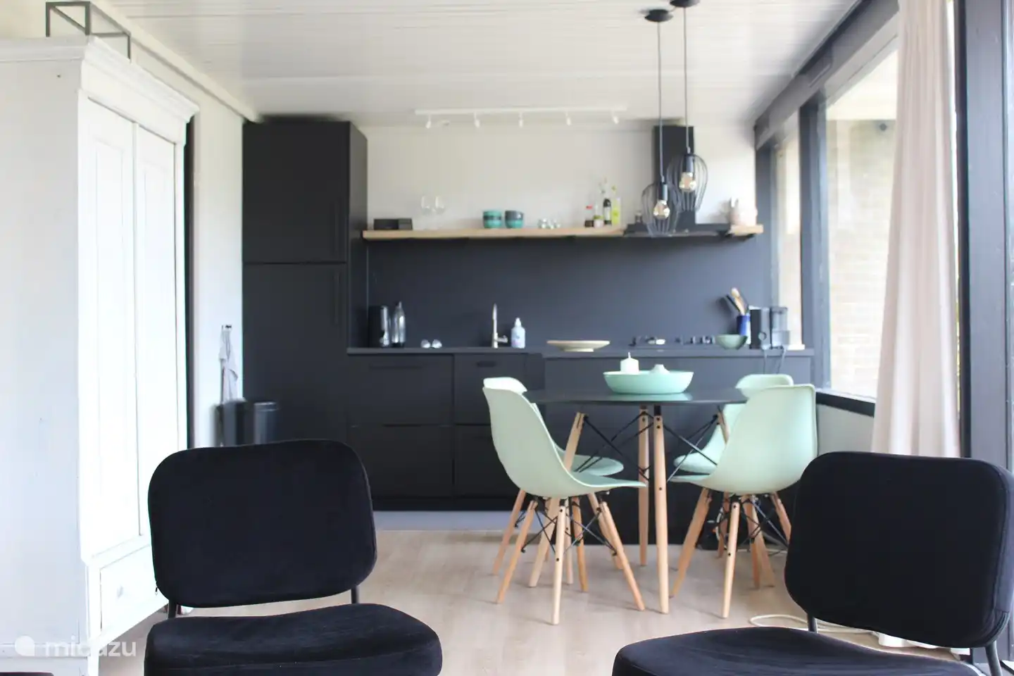 Cuisine avec lave-vaisselle, réfrigérateur, four, Nespresso et mousseur à lait