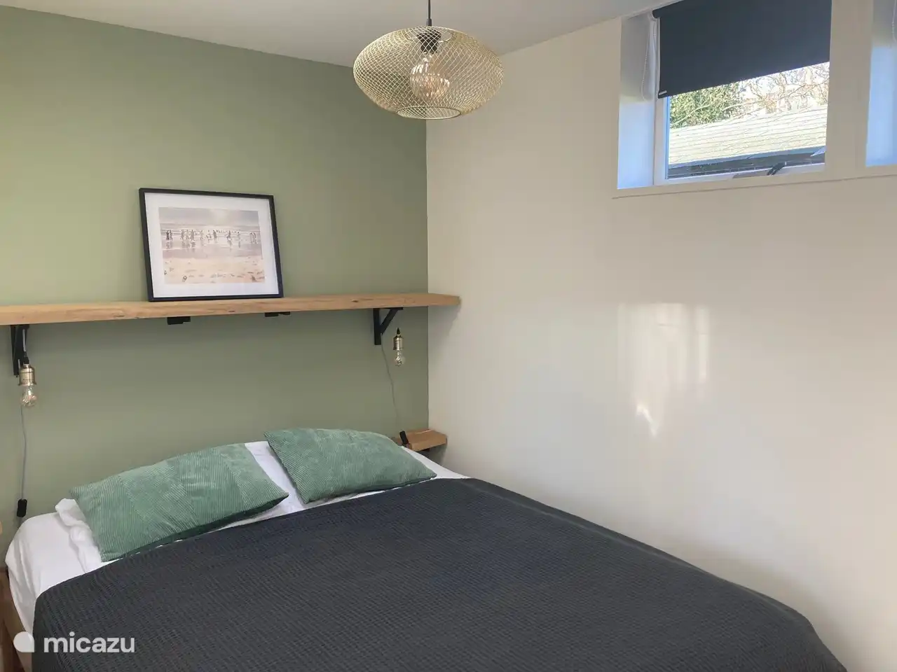 Chambre avec lit 160x200 et penderie et TV