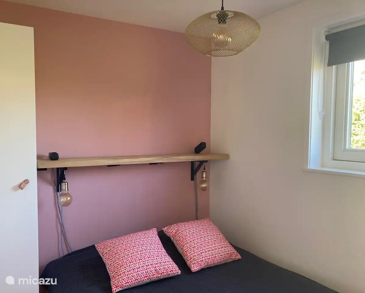 Chambre avec lit 140x200, armoire et TV