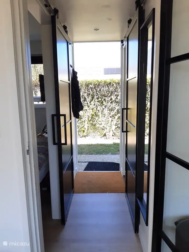 Couloir avec portes coulissantes vers la chambre et les toilettes