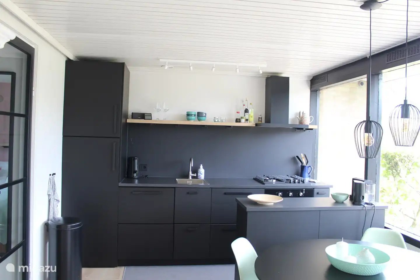 Cuisine avec lave-vaisselle, réfrigérateur, four, Nespresso et mousseur à lait