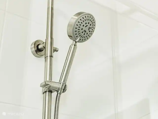 Penthouse met spectaculair uitzicht! huren in Curaçao, Curacao-Midden, Piscadera - penthouse Regendouches in alle badkamers.