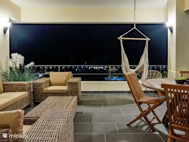 Penthouse met spectaculair uitzicht! huren in Curaçao, Curacao-Midden, Piscadera - penthouse 's avonds genieten op de porch in je hangmat