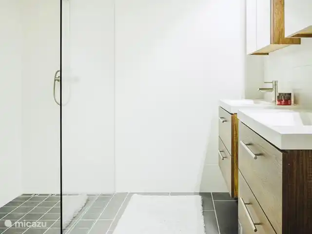 Penthouse met spectaculair uitzicht! huren in Curaçao, Curacao-Midden, Piscadera - penthouse Master bathroom met inloopdouche.