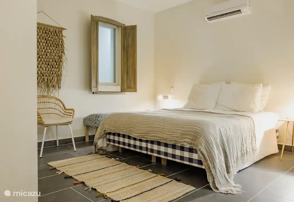 This bedroom is equipped with Hästens beds.