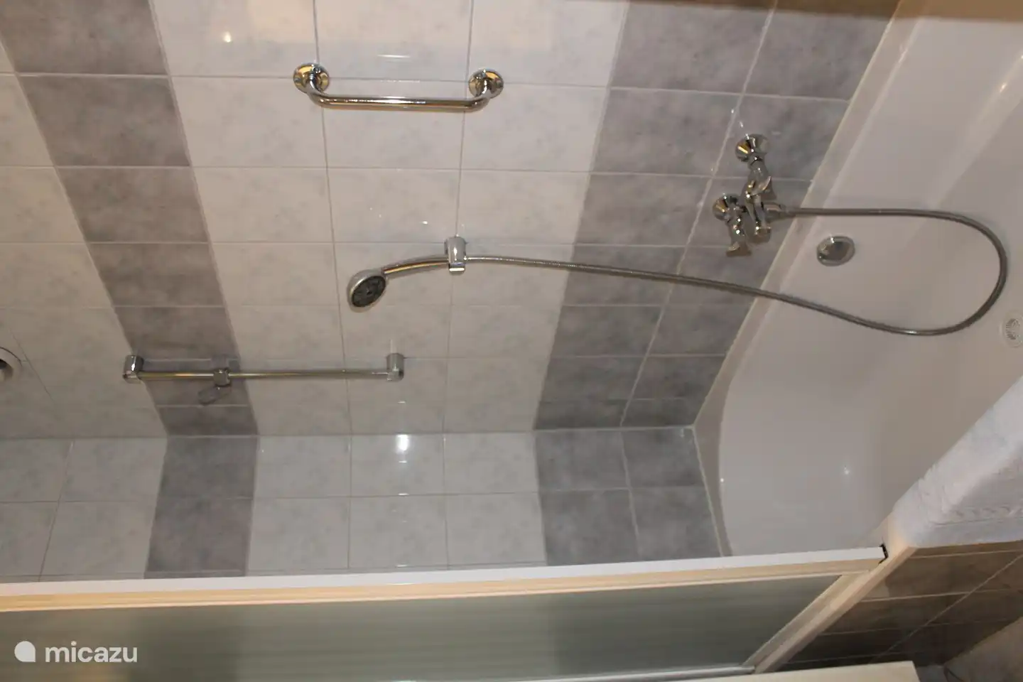 Badewanne und Dusche in einem